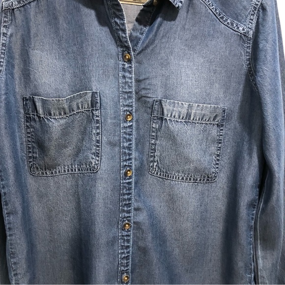 Abercrombie & Finch blue long sleeve button up collar top. Size Small. - Picture 3 of 9